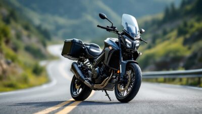 découvrez la nouvelle moto à moteur 3 cylindres, désormais équipée d'une bagagerie intégrée, prête à rivaliser avec la honda cb1000gt. conjuguez performance et praticité pour vos aventures sur la route.